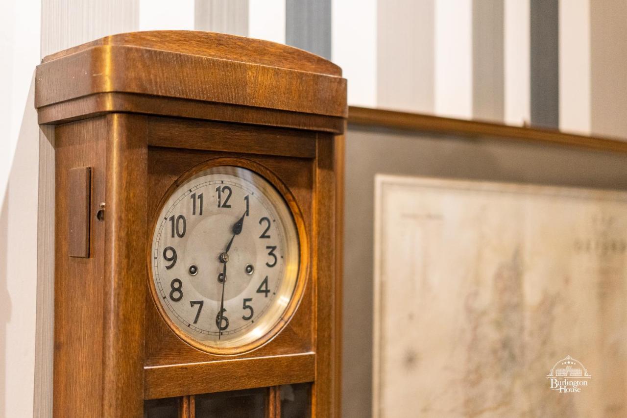 Burlington House Boutique Bed & Breakfast Oxford Dış mekan fotoğraf Clock in the lobby