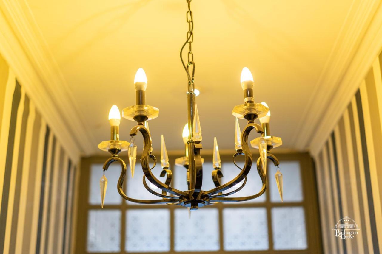 Burlington House Boutique Bed & Breakfast Oxford Dış mekan fotoğraf A chandelier