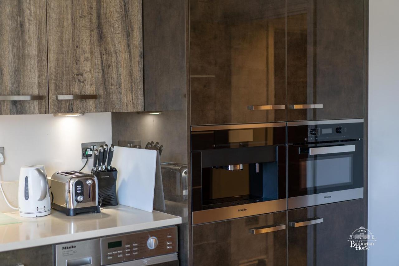 Burlington House Boutique Bed & Breakfast Oxford Dış mekan fotoğraf A kitchen with a built-in microwave oven