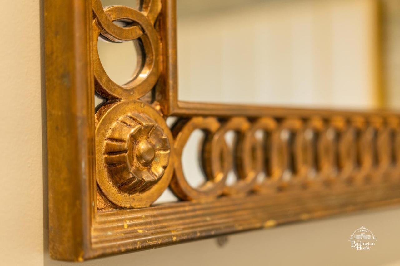 Burlington House Boutique Bed & Breakfast Oxford Dış mekan fotoğraf Detail of the mirror frame