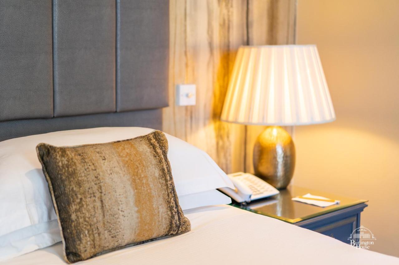 Burlington House Boutique Bed & Breakfast Oxford Dış mekan fotoğraf A lamp on a bedside table