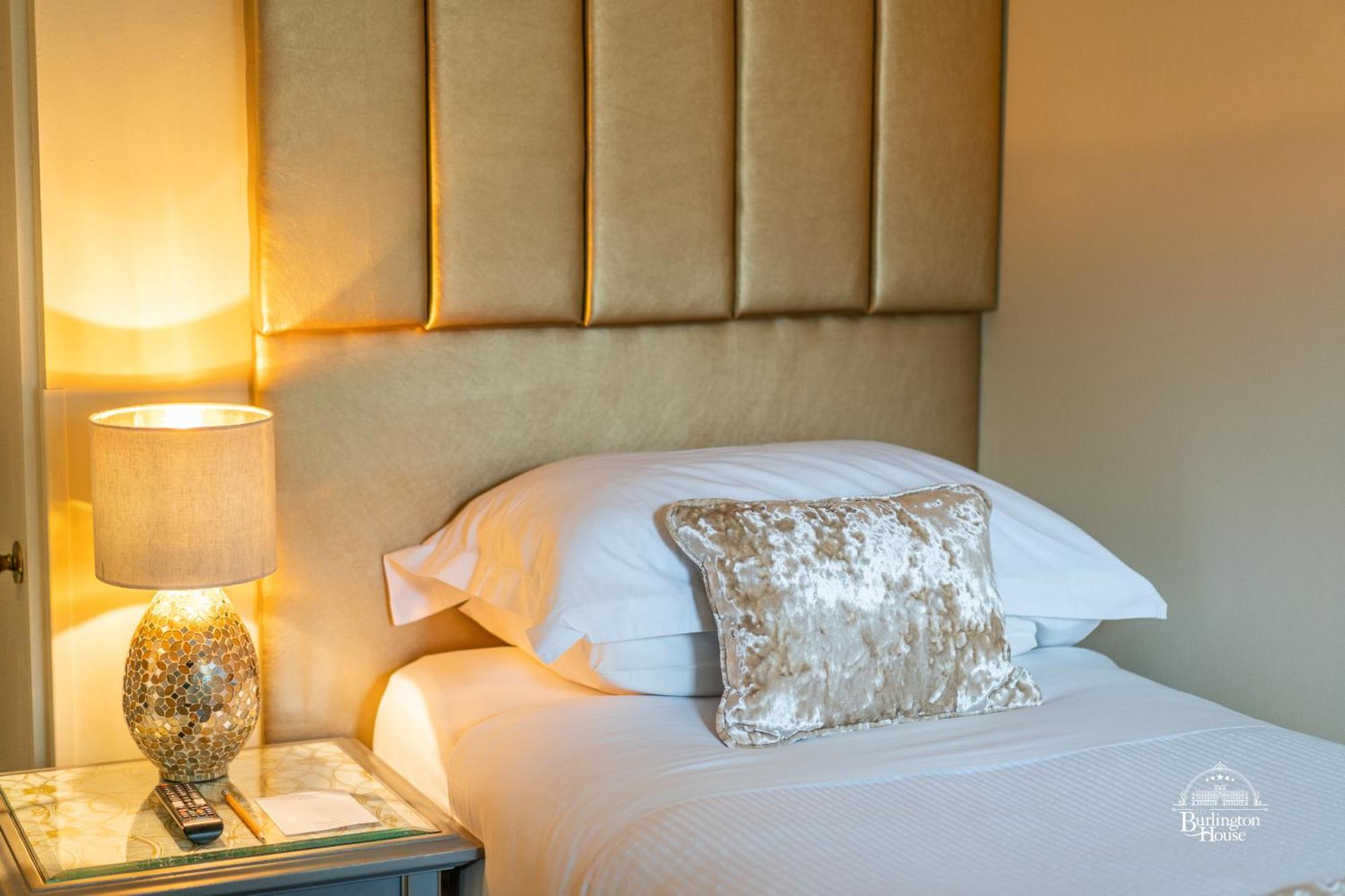 Burlington House Boutique Bed & Breakfast Oxford Oda fotoğraf A bed with a headboard