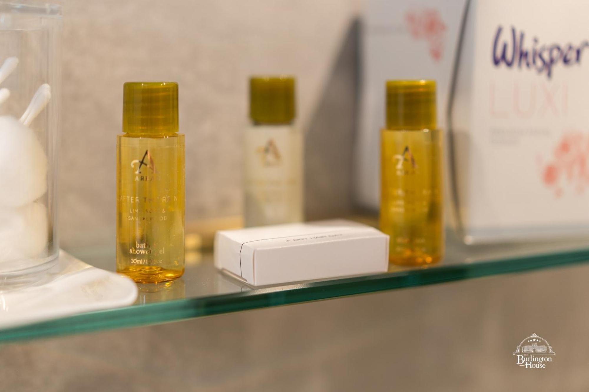 Burlington House Boutique Bed & Breakfast Oxford Oda fotoğraf A selection of amenities by the brand