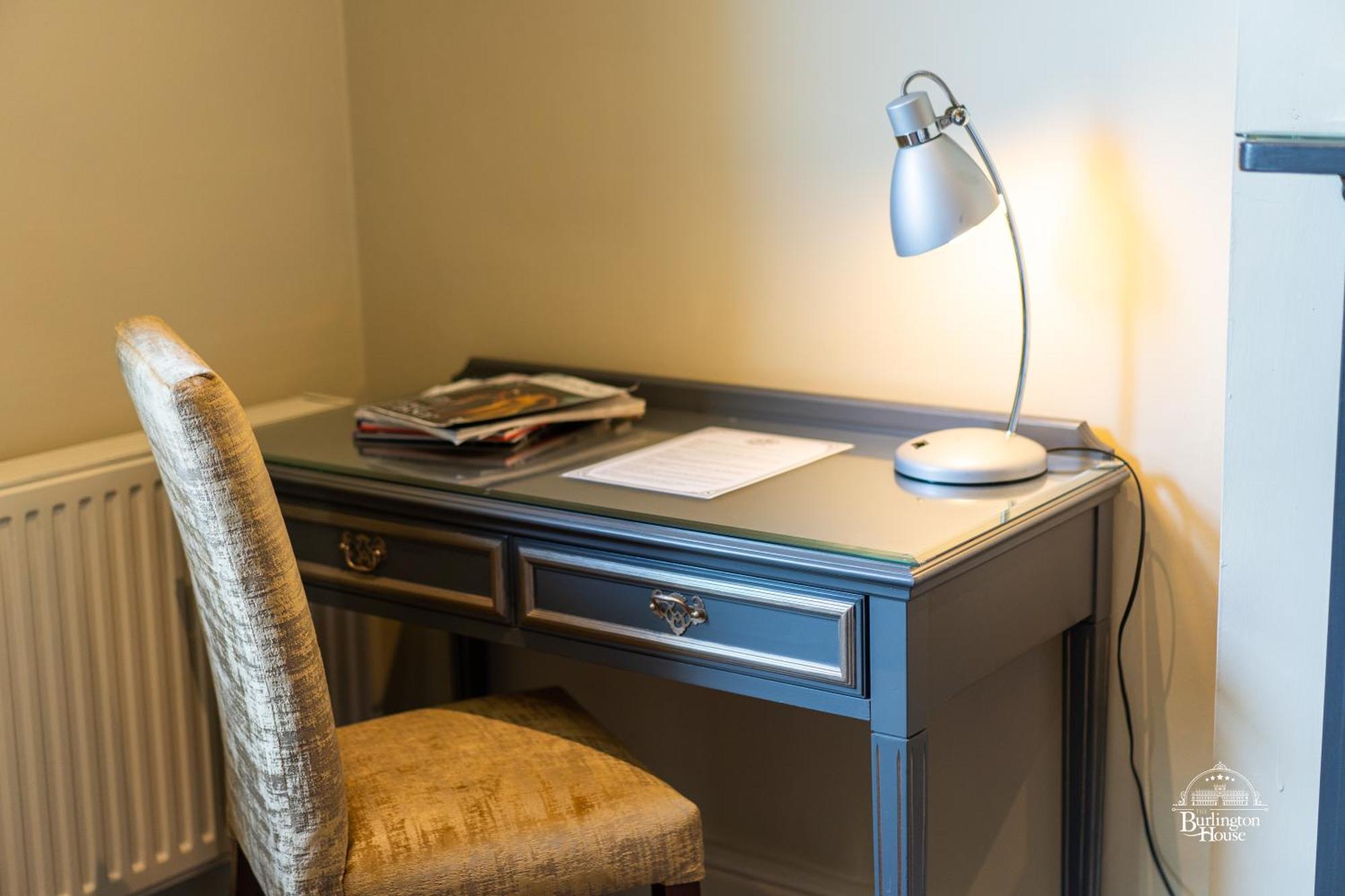 Burlington House Boutique Bed & Breakfast Oxford Oda fotoğraf A desk lamp