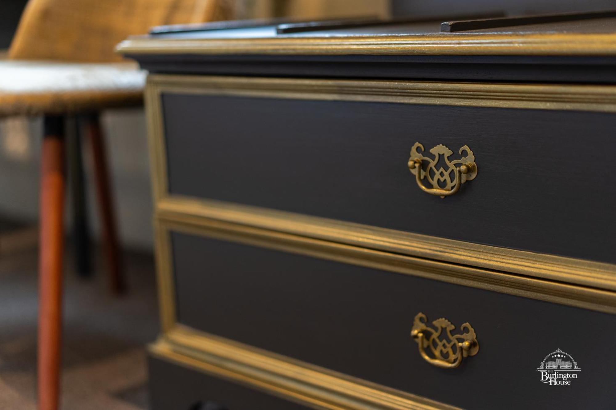Burlington House Boutique Bed & Breakfast Oxford Oda fotoğraf A piece of furniture with a gold leaf finish