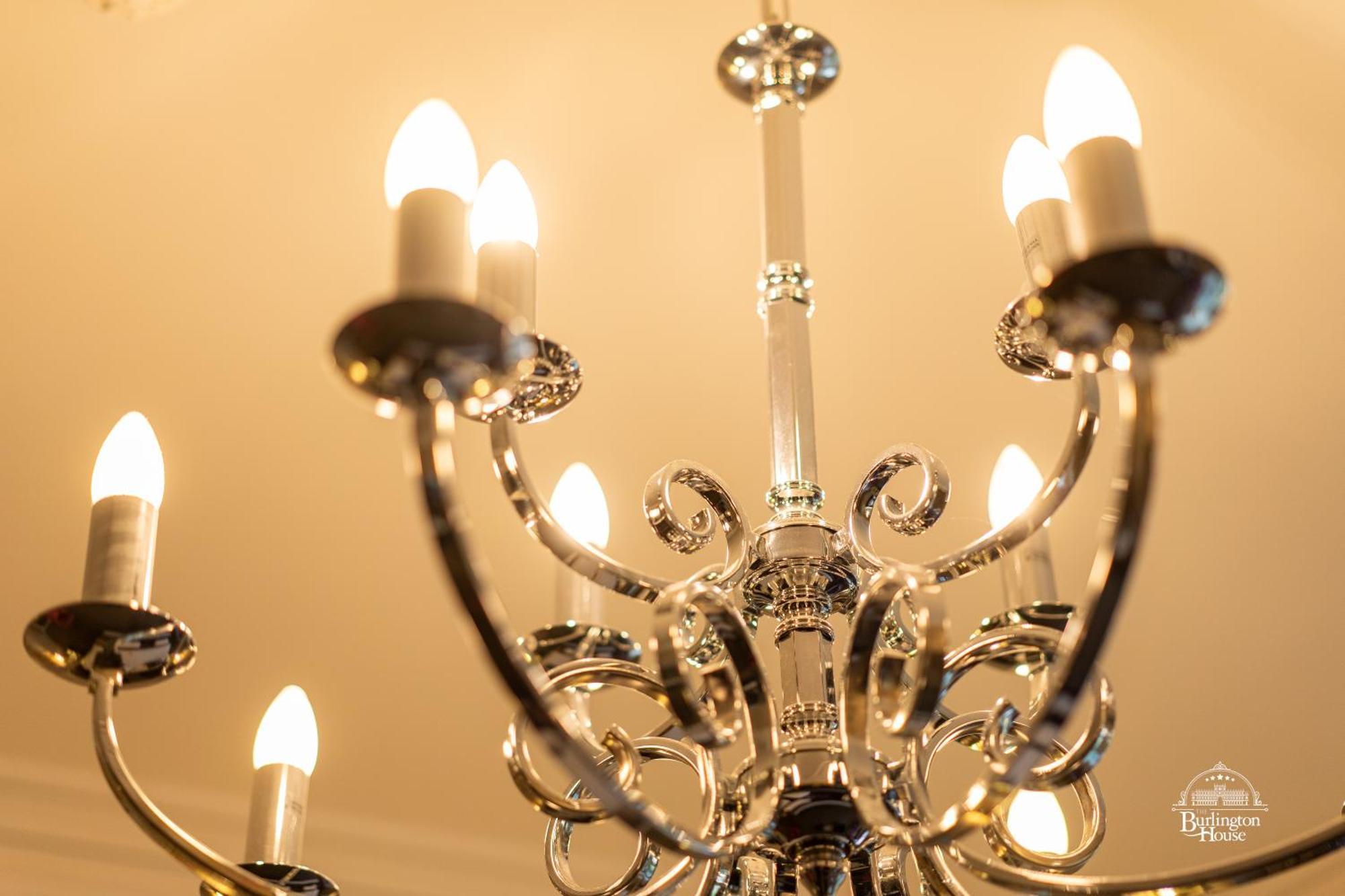 Burlington House Boutique Bed & Breakfast Oxford Oda fotoğraf A chandelier