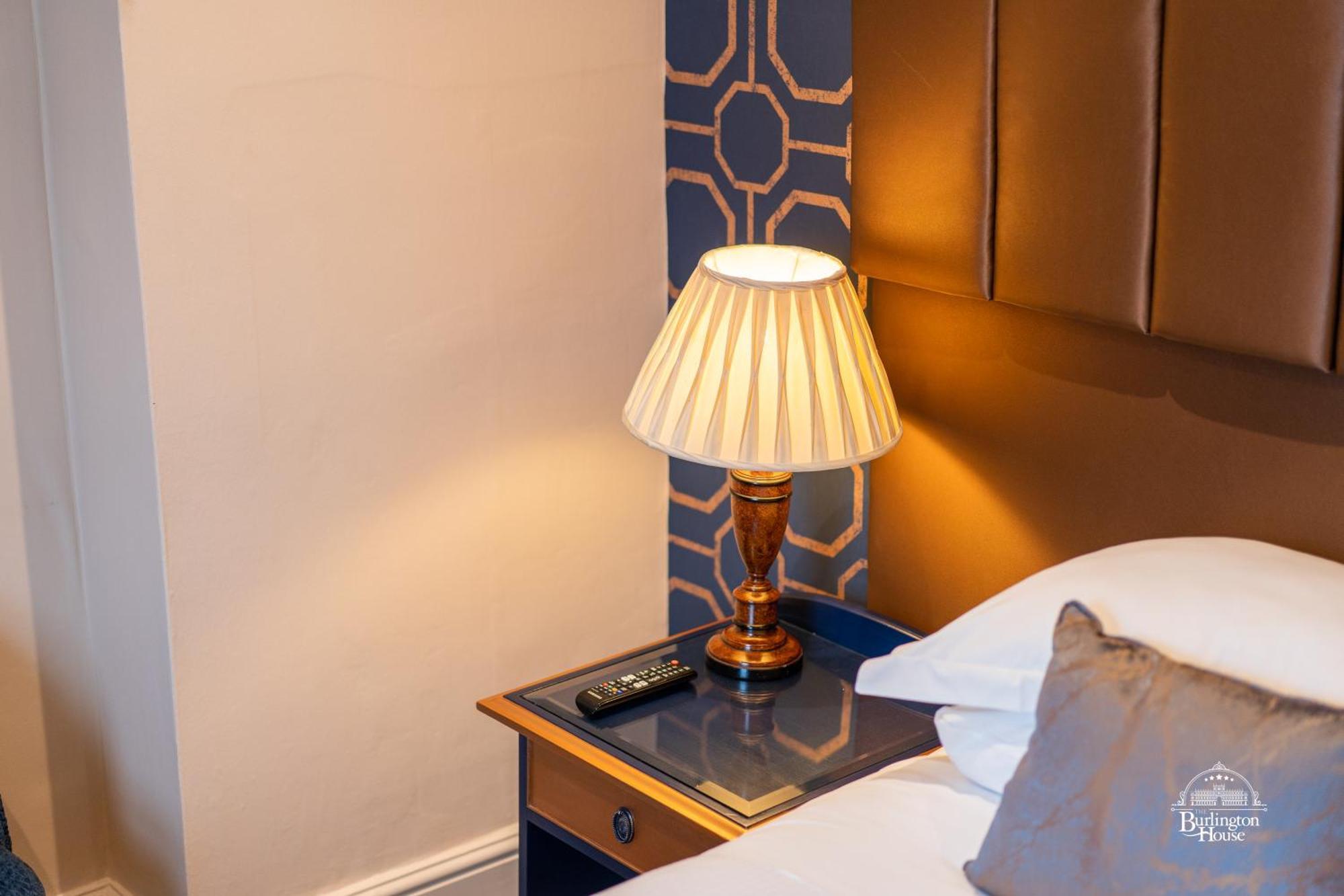 Burlington House Boutique Bed & Breakfast Oxford Oda fotoğraf A table lamp