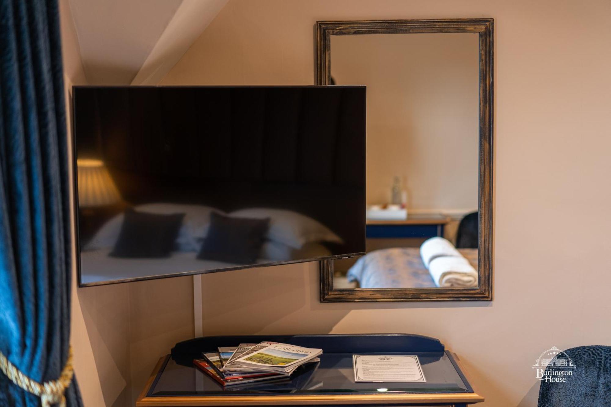 Burlington House Boutique Bed & Breakfast Oxford Oda fotoğraf A television in a hotel room
